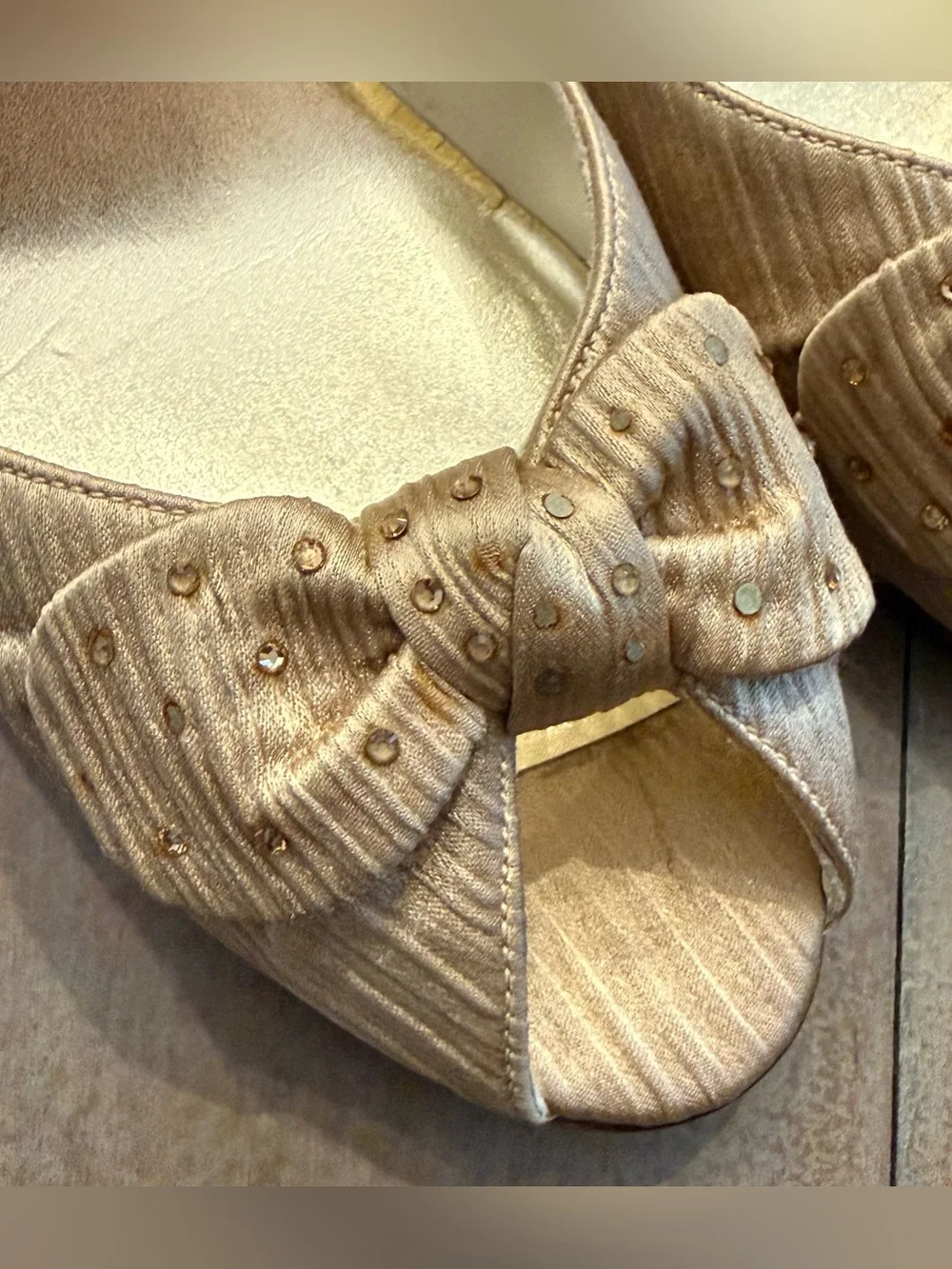 Stuart Weitzman peep-toe heels shimmering cream With Bow Sz 8.5 Preowned